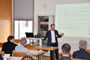 Tobias Schopf (Micro-Epsilon) im Vortrag zu Fast Steering Mirrors. (Bildquelle: Hochschule Landshut)